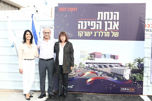מימין: גליה וחגי שלום עם הבת חן כהן, צילום: אסף לב